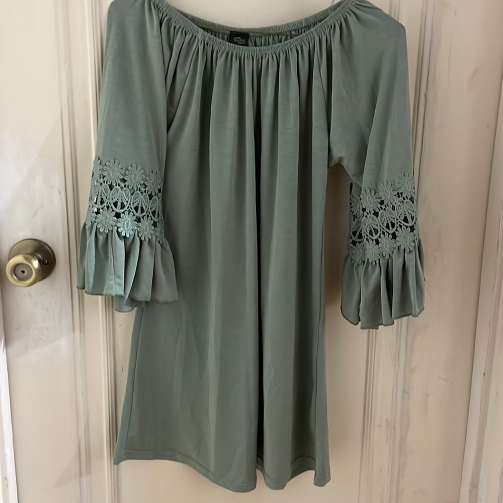 Win-win ruffled sleeves tunic top.